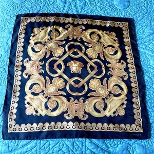 {Versace} BAROCCO-PRINT SILK SCARF
